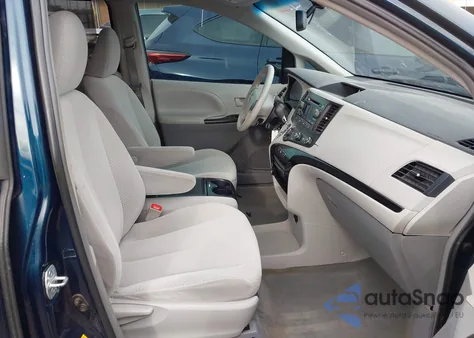 2012 Toyota Sienna Le V6 8 Passenger z USA, uszkodzony, nr VIN 5TDKK3DC9CS221008